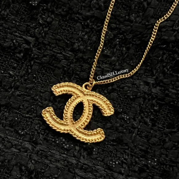 Auth Chanel Matte Gold CC Logo Necklace- Excellent - Picture 2 of 6